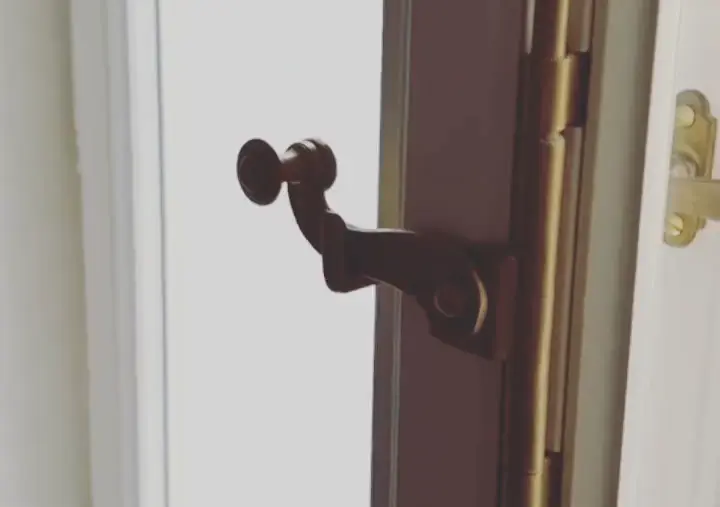 Espagnolettverschluss am Holzfenster