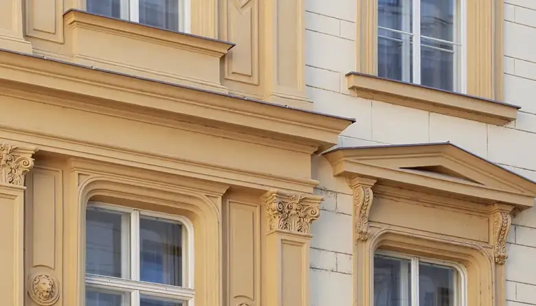 Špaletová okna na historické fasádě